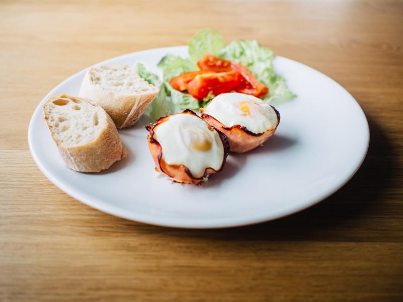Bruschetta Füstölt Lazaccal, Spárgával és Buggyantott Tojással