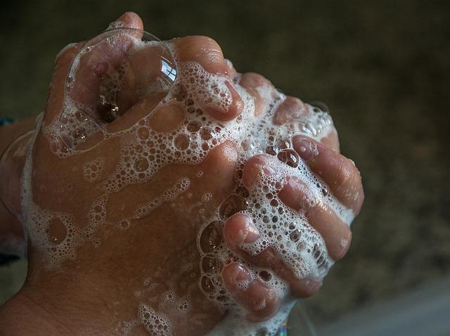 Valóban meleg vagy forró vízzel kell kezet mosni?